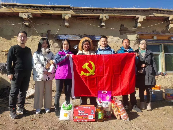 慰問當?shù)厝罕?，了解民眾訴求.png